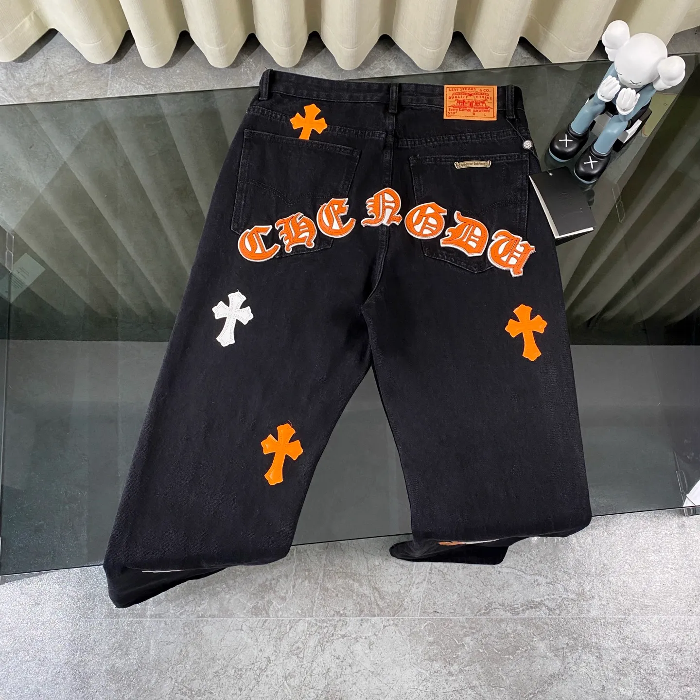 🅿️280 Chrome Heart Classic black with orange laser cross patchwork leather jeans. The pants are made of top-notch heavy-duty washing technology, and every detail shows ingenuity. The calfskin is laser-cut to make a delicate cross, which is both a tactile and visual enjoyment. Paired with aged silver hardware, it is retro, high-end and full of texture. The straight-cut upper body turns into "chopstick legs" in an instant, easily modifying the shape of the legs. It can be controlled by any body shape and has a full sense of luxury.  This is a carefully crafted high-end version, the quality far exceeds that of street currency, and the details can stand the scrutiny of a magnifying glass. Although the price is close to the people, the quality is completely in line with the big brands, and it is easy to follow the trend.  Classic black, low-key and versatile. Pair it with simple T-shirts and personalized shirts to easily create a fashionable look. Whether you are going out daily or attending events, you can be the center of attention.  Color: black Size: S M L XL 28 30 32 34